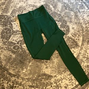 Green leggings w phone pocket on back!